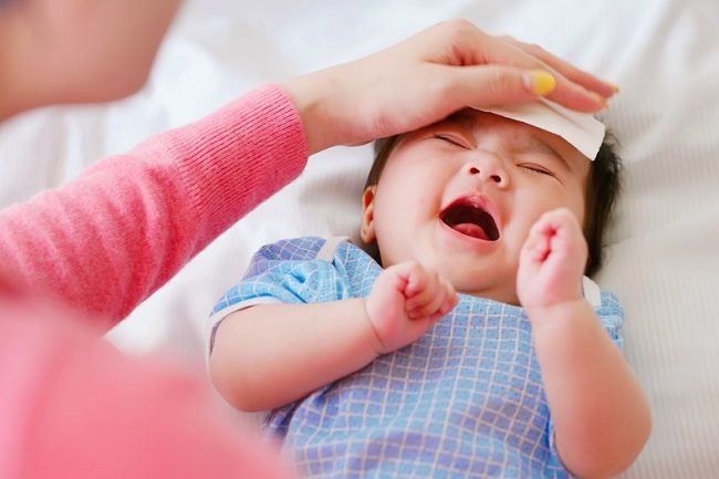 Kriteria Kompres yang Aman untuk Atasi Demam Bayi